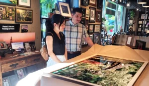 A man providing professional photo printing in Bellevue, WA.